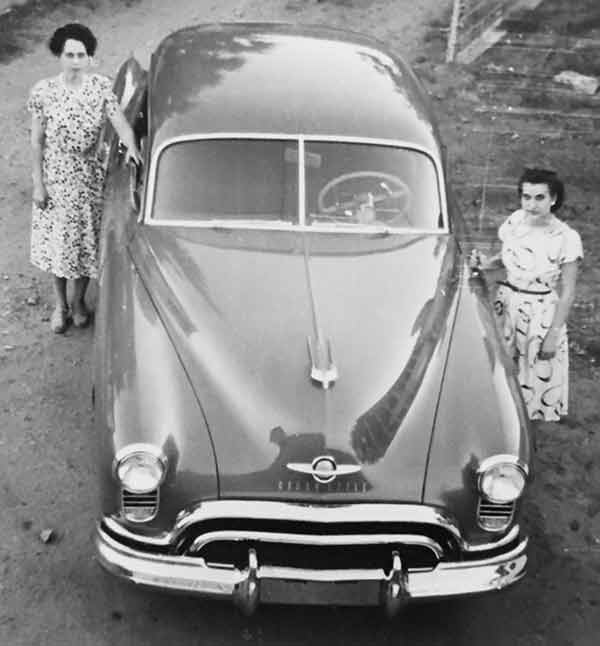 Oldsmobile Rocket 88 front view from above with Cora and Marvel