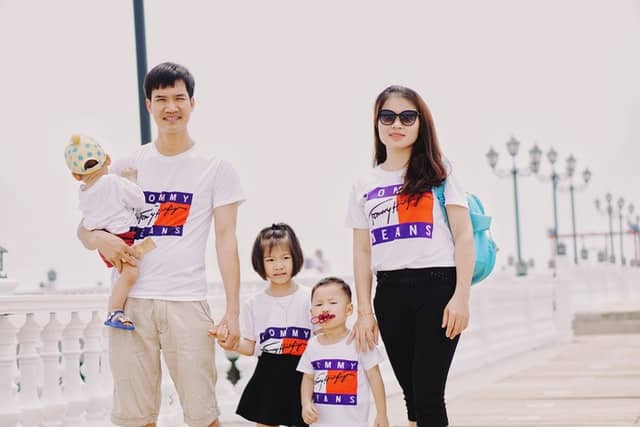 family of 5 walking with matching shirts like a matching family reunion t-shirt